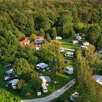 Idyllisch gelegener Campingplatz mit schönem Baumbestand