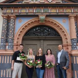 Drei AbsolventInnen mit Ausbilderin Iris Erbes und Fachbereichsleiter Dr. Lars-Peter Maier ©Stadtverwaltung Naumburg (Saale)