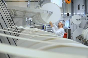 ein Mitarbeiter der Firma Innovate Wet Wipes GmbH bei der Produktion ©Torsten Biel