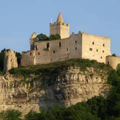 Auf einem Kalksteinfelsen thront die Rudelsburg ©Stadt Naumburg