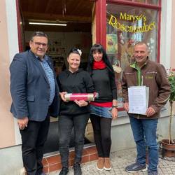 Oberbürgermeister Armin Müller gratuliert Marysé's Rosenzauber ©Stadtverwaltung Naumburg (Saale)